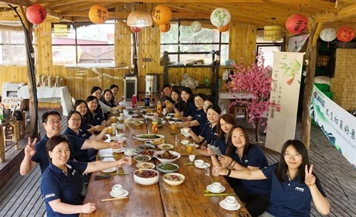 MIGO GLASS firar Dragon Boat Festival med en traditionell Zongzi-Making Team ...