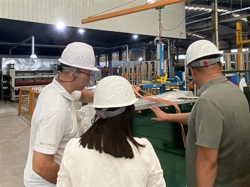Brittisk kund besöker MIGO GLASS Factory för att inspektera räckesproduktion ...