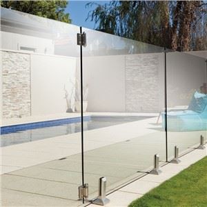 Poolstaket i härdat glas