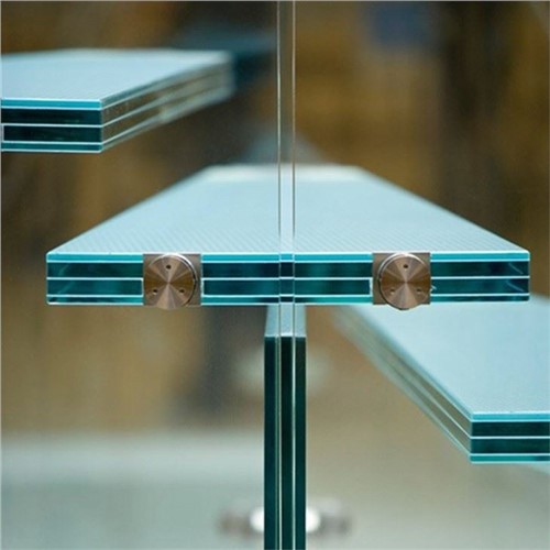 Halkfria trappor i laminerat glas