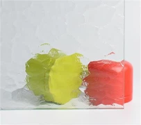 Bordsskiva i mönstrad glas utomhus